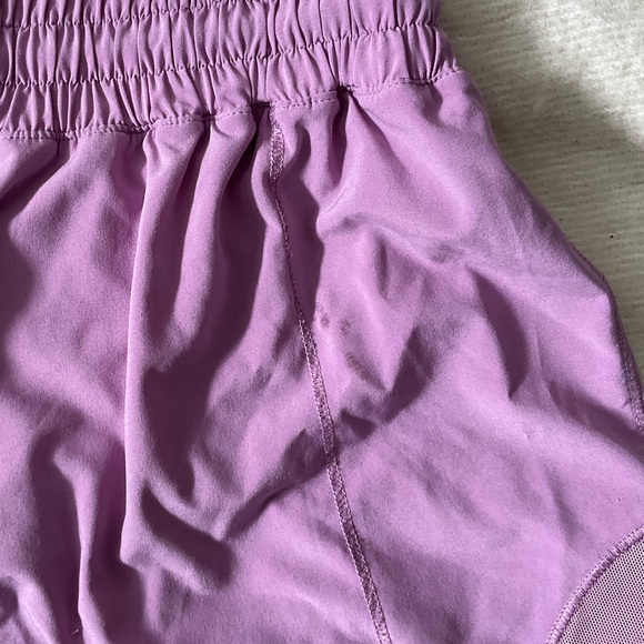 Lululemon shorts Hotty hot 2.5” - Picture 4 of 4